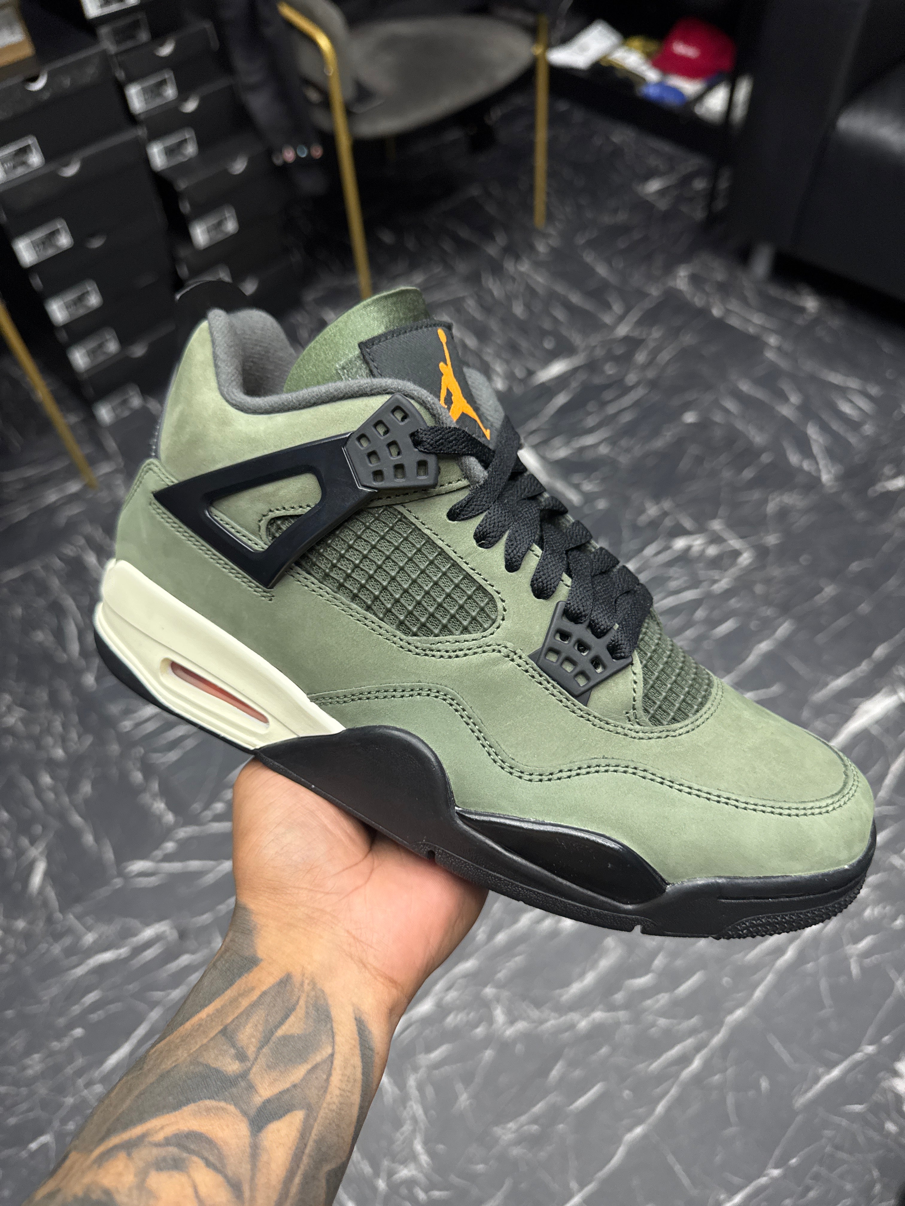 Jordan 4 undefeated sz 9