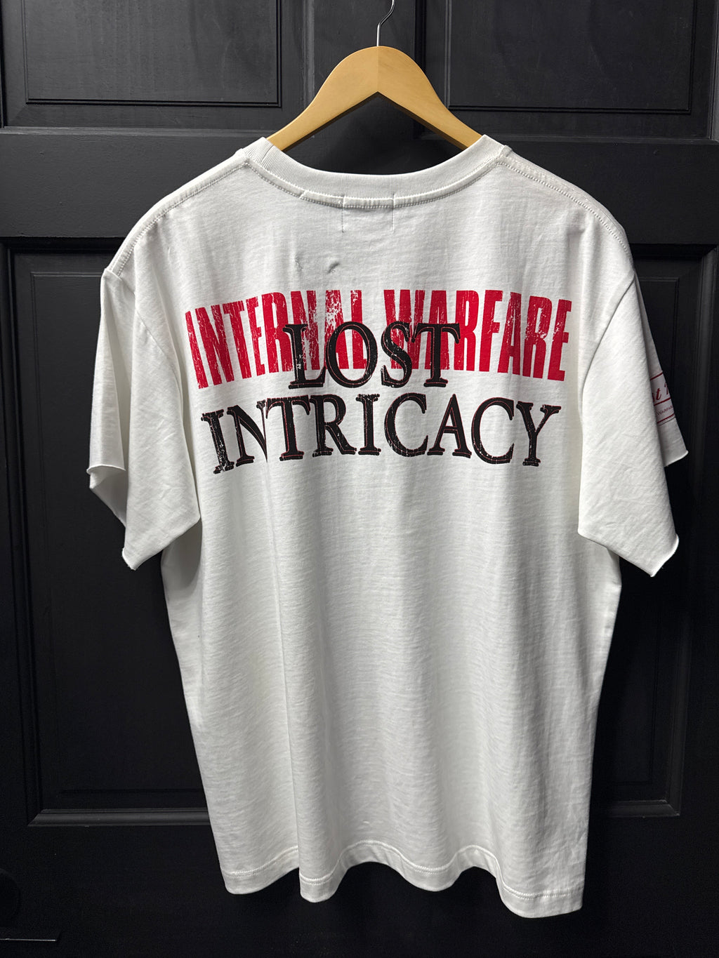 Lost intricacy white front mag tee sz large